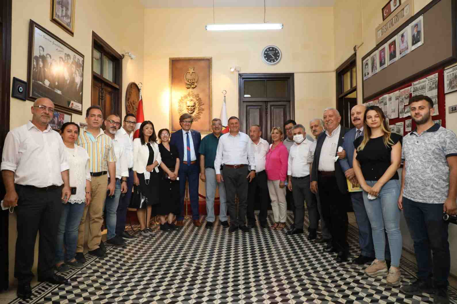 crop_54efbbc3-d72a-40db-b84d-75855cf003ba.jpg